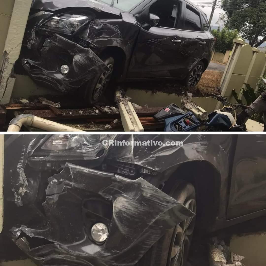 Vehículo pierde el control y choca contra un muro de baldosas ...